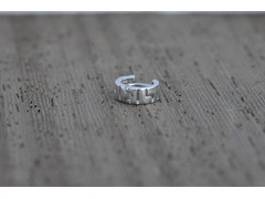 Серебряная серьга - кольцо для хряща с орнаментом